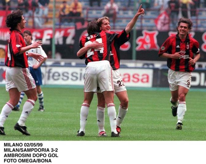 Massimo Ambrosini arriva al Milan nel 1995, resta due anni, poi va al Vicenza una stagione e torna in rossonero. Nel 1999 segna alla Samp il suo primo gol con la maglia del Milan. Omega